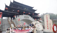 不少游客主动加入镜头为湖南文旅上分助力